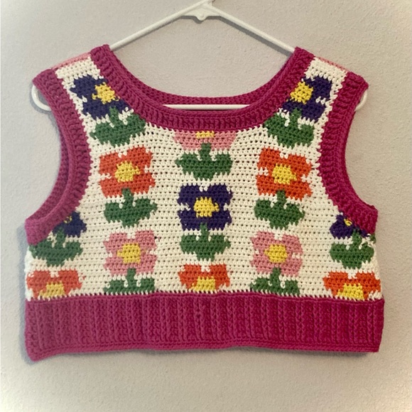 Handmade crochet floral and checkerboard patterned crop sweater vest size XS/S - Picture 2 of 3